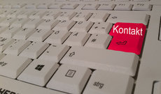 Schmuckgrafik - Bild Tastaturabbildung mit roter Returntaste mit dem Kontakt, Verlinkung zu dem entsprechenden Artikel